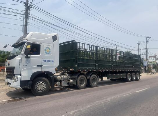 Semi-remolque de cerca alta para personalización 3 ejes 50-70 toneladas tipo de estaca Semi-remolque de cerca