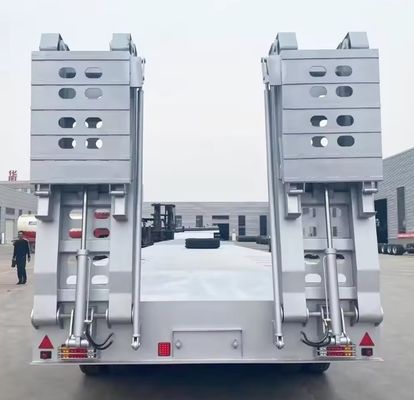 Escalera hidráulica de lecho bajo Remolques de camiones para el transporte de equipos pesados 13000x2500x1100