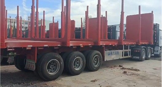Semi-remolque con columnas laterales con suspensión mecánica