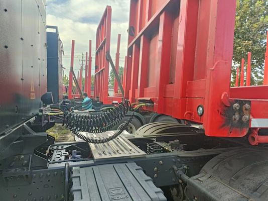 Semi-remolque con columnas laterales con suspensión mecánica