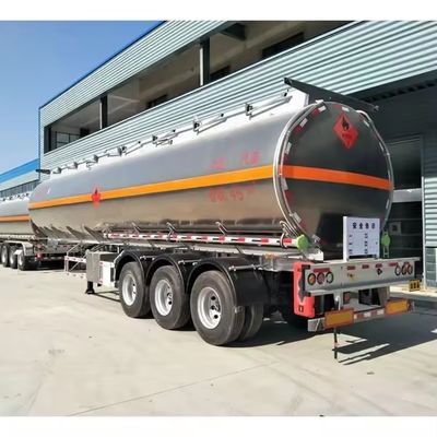 Remolque de camión cisterna de acero inoxidable de eje triaxil estándar para el transporte de combustible diesel crudo