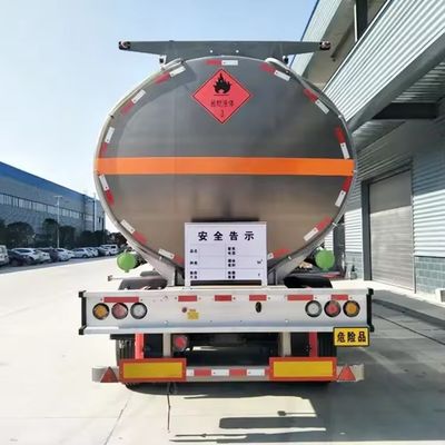 Remolque de camión cisterna de acero inoxidable de eje triaxil estándar para el transporte de combustible diesel crudo