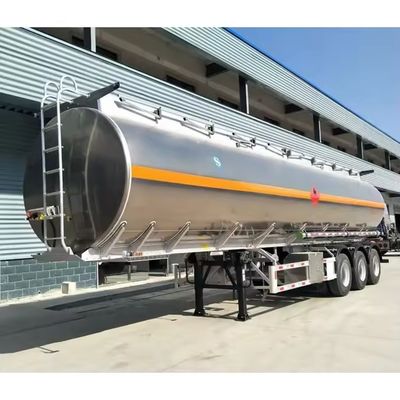 Remolque de camión cisterna de acero inoxidable de eje triaxil estándar para el transporte de combustible diesel crudo