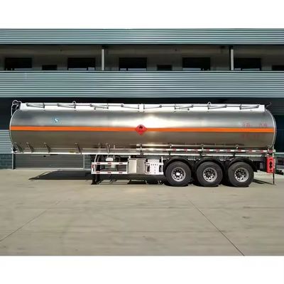 Remolque de camión cisterna de acero inoxidable de eje triaxil estándar para el transporte de combustible diesel crudo