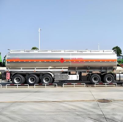 Remolque de camión cisterna de acero inoxidable de eje triaxil estándar para el transporte de combustible diesel crudo